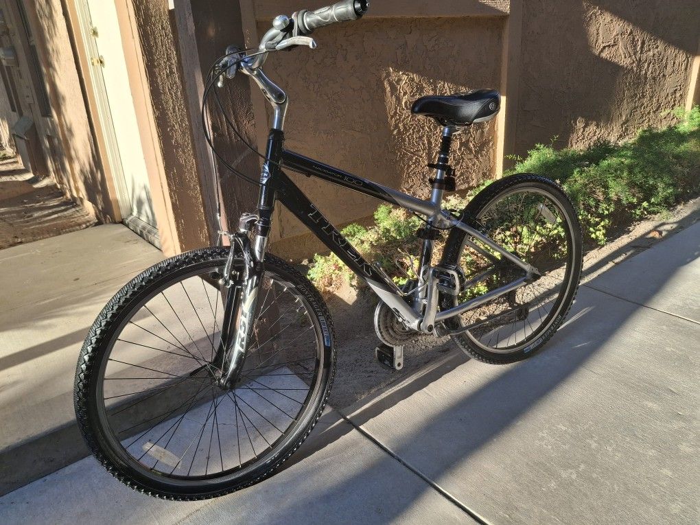 TREK HYBRID 21 SPEEDS TIRE 26 SIZE L