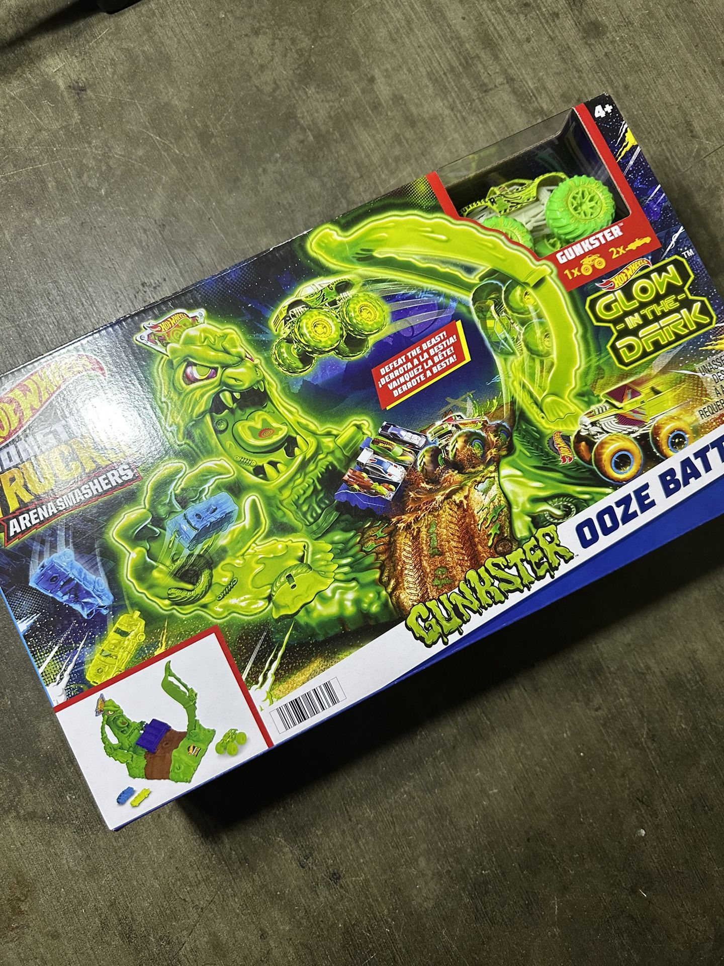 Hot Wheels Monster Trucks Arena Smashers Glow-in-the-Dark Gunkster Set