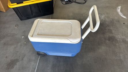 Ice chest with wheels