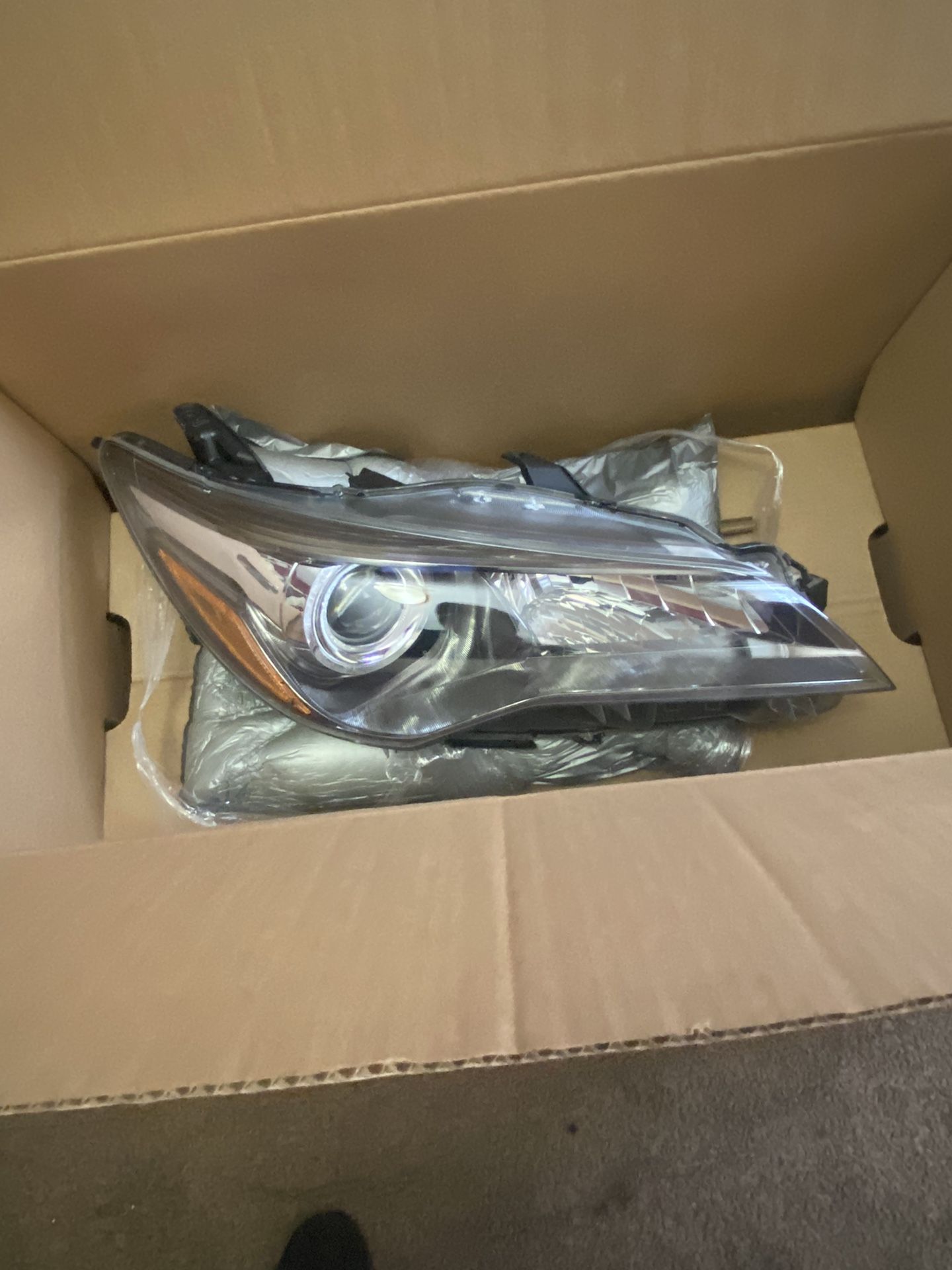 15-17 Toyota Camry Right OEM Headlight Assembly
