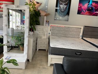 Elegant 5 Pc Bedroom Set With Led Lights Only $899 Free Mattress