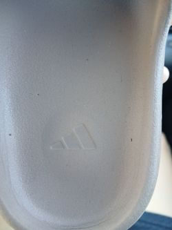 Yeezy slides (USED)