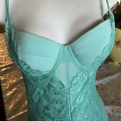 Fashion nova bodysuit in Sz small 💚