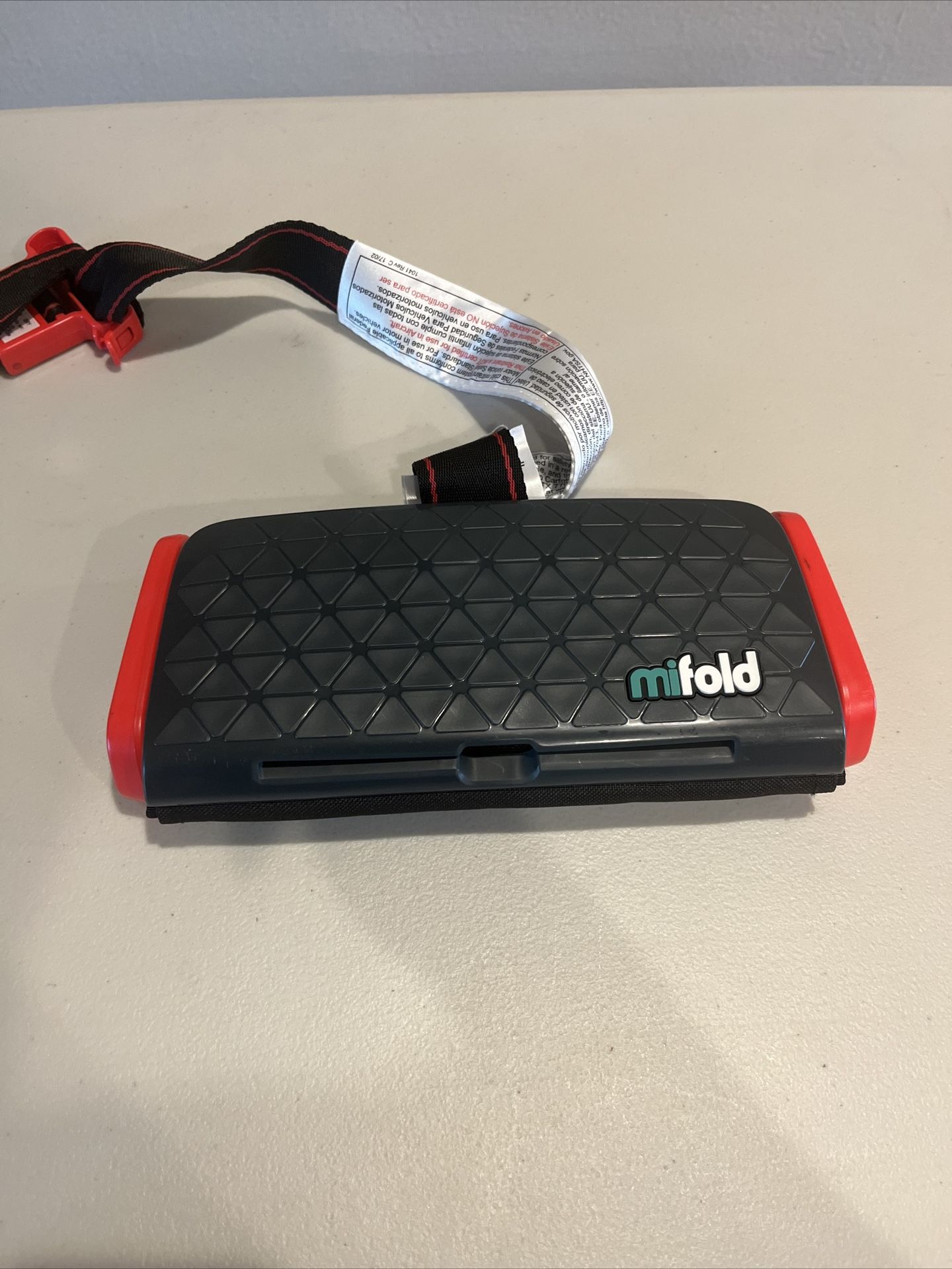 - Mifold Grab-And-Go Compact Car Booster Portable Seat Black / Red Traveli…