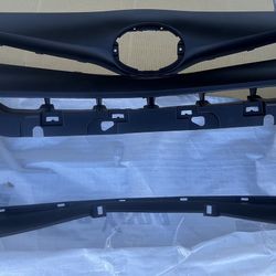 15-18 Toyota Prius V Front Bumper 