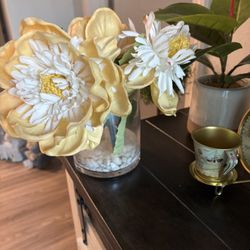 3large Yelllw Flowers In 4” Glass Vase