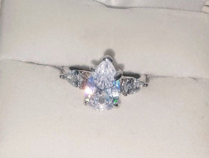 New Women's Pear Shape Cz 14 Kt TCW & 1 on each Side Cash