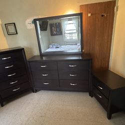 4-piece Bedroom Set 