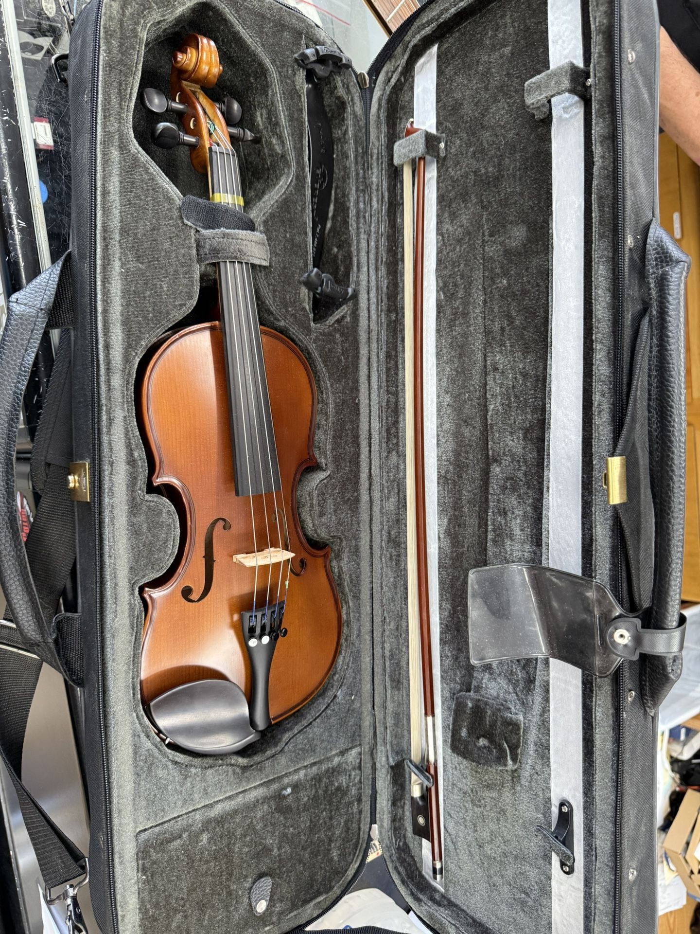 Violin Classical Strings VL70 Violin Size 1/2 Bow and in Case
