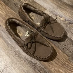 UGG MOCCASINS SIZE 6 