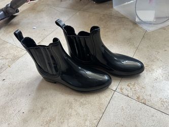 Women’s 9.5 Rain Boots (Joie)