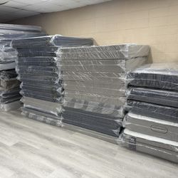 FULL SIZE MATTRESS & BOX SPRING 