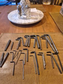 Set of 30 L-shaped Allen wrenches and four hole punchers with metal storage case