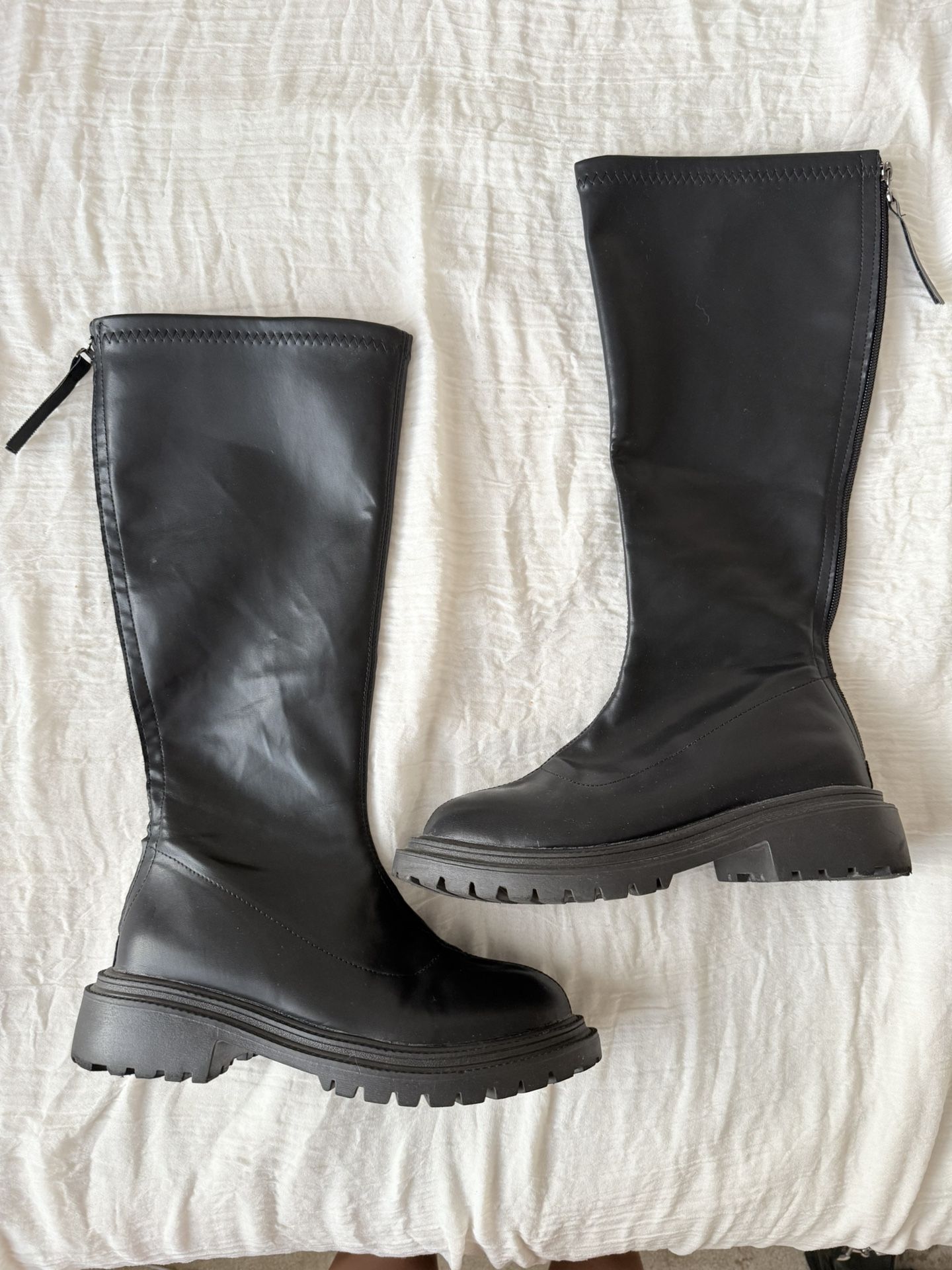 Women’s black knee high boots (Size 8)
