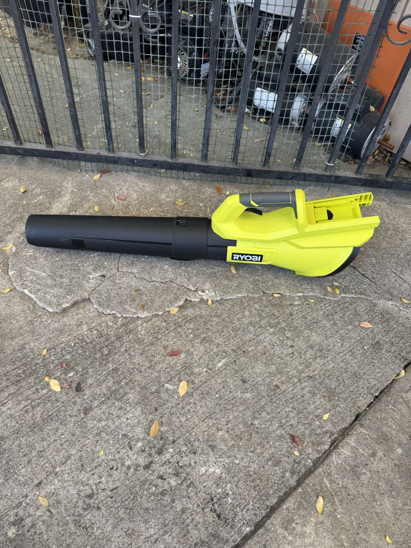 RYOBI 40V 120 MPH 550 CFM Cordless Battery Leaf Blower (Tool Only)