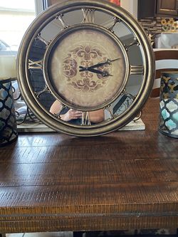Clock Set With 2 Candles