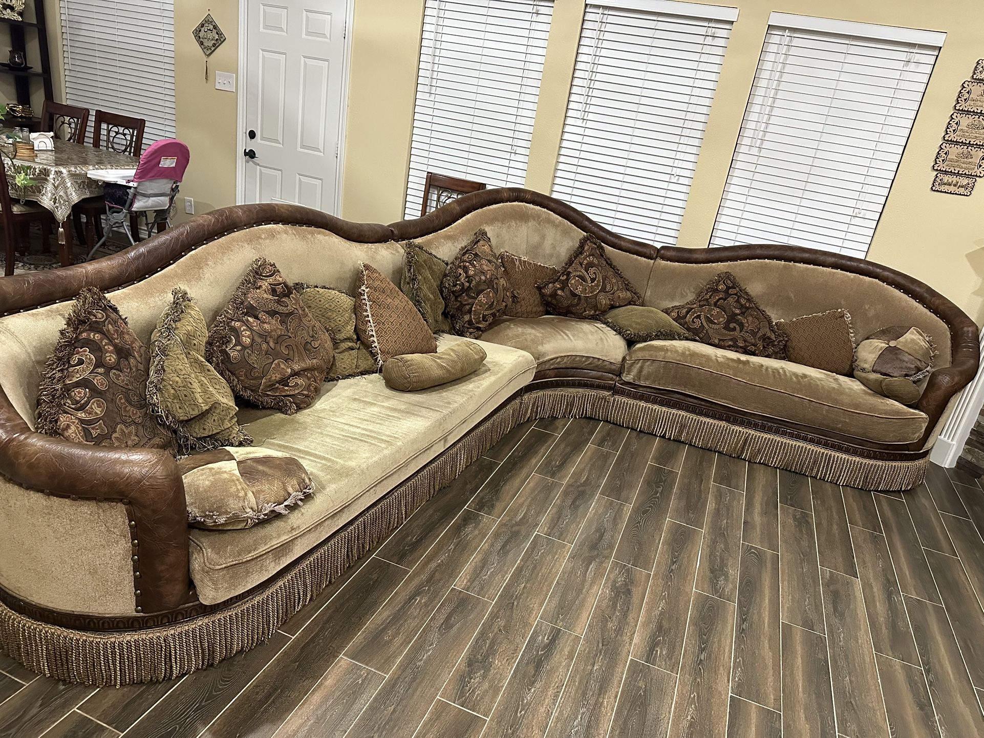 Sectional couch Sofa Living Room with pillows