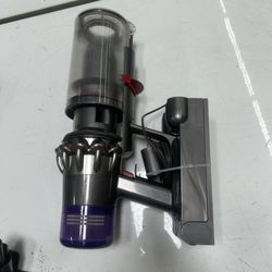 Dyson V10 Cordless Vacuum & Accessories