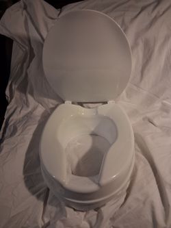 Raised Toilet Seat  NEW