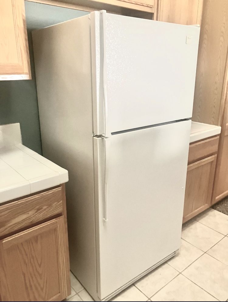 FREE DELIVERY 🚚😃Good working whirlpool refrigerator/freezer!