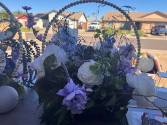 4 count- Faux Floral Arrangement with Beaded Arch