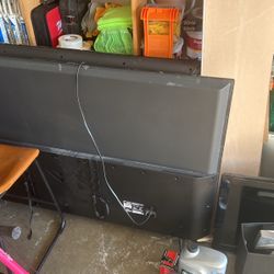 TVs Two Large Ones & Two Médium Size 