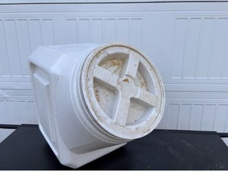 Pet food container