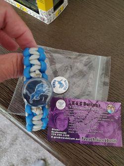 Paracord lions bracelet w extra button