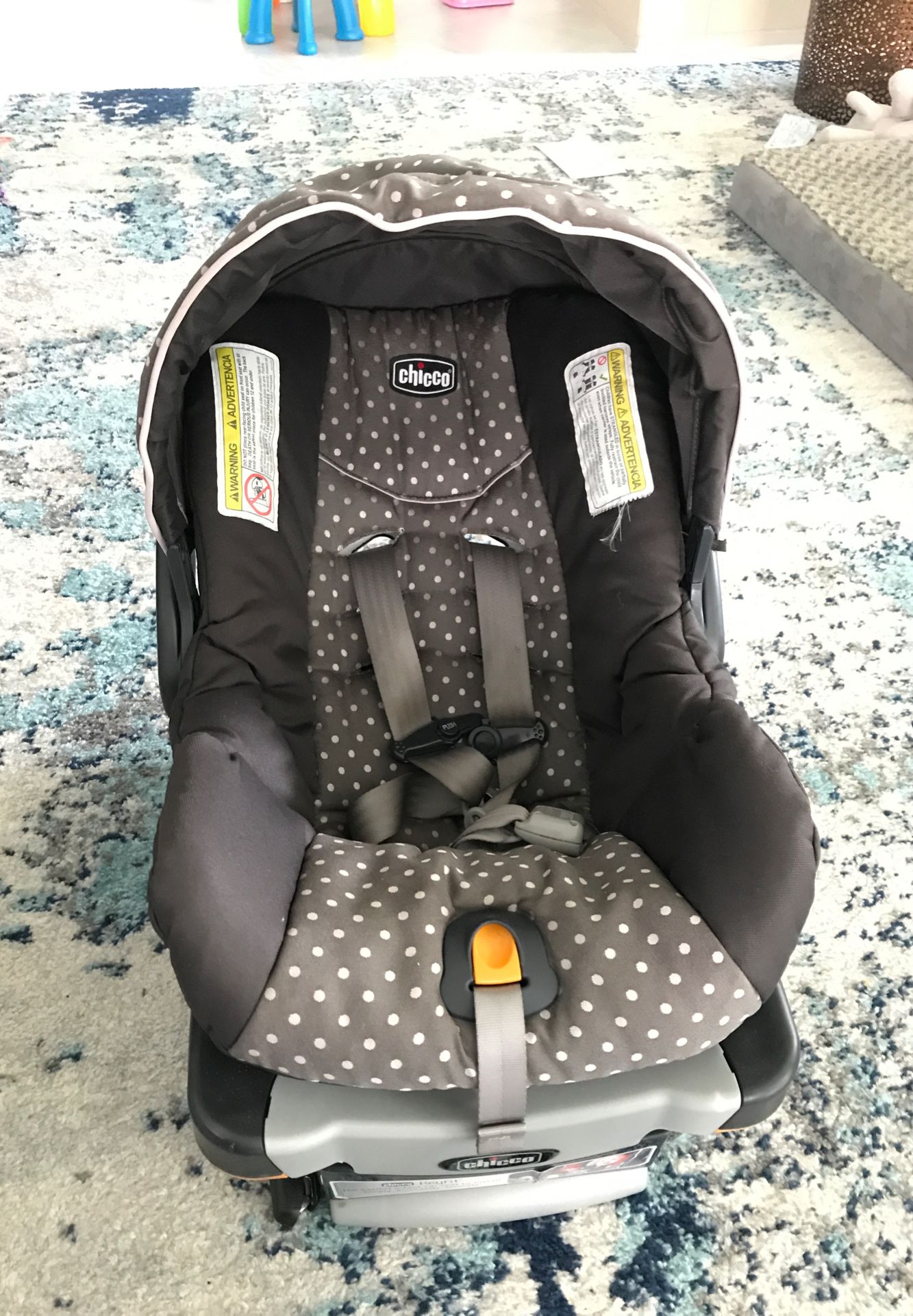 1 year old Chicco keyfit 30 infant car seat- pristine condition