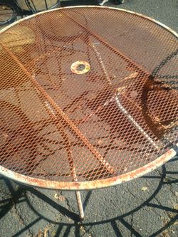 Round Metal Mesh Patio Table
