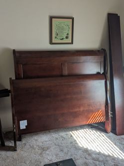Sleigh bed