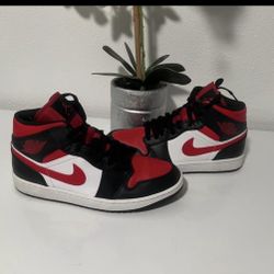 Jordan 1 Mid Shoes Size 9