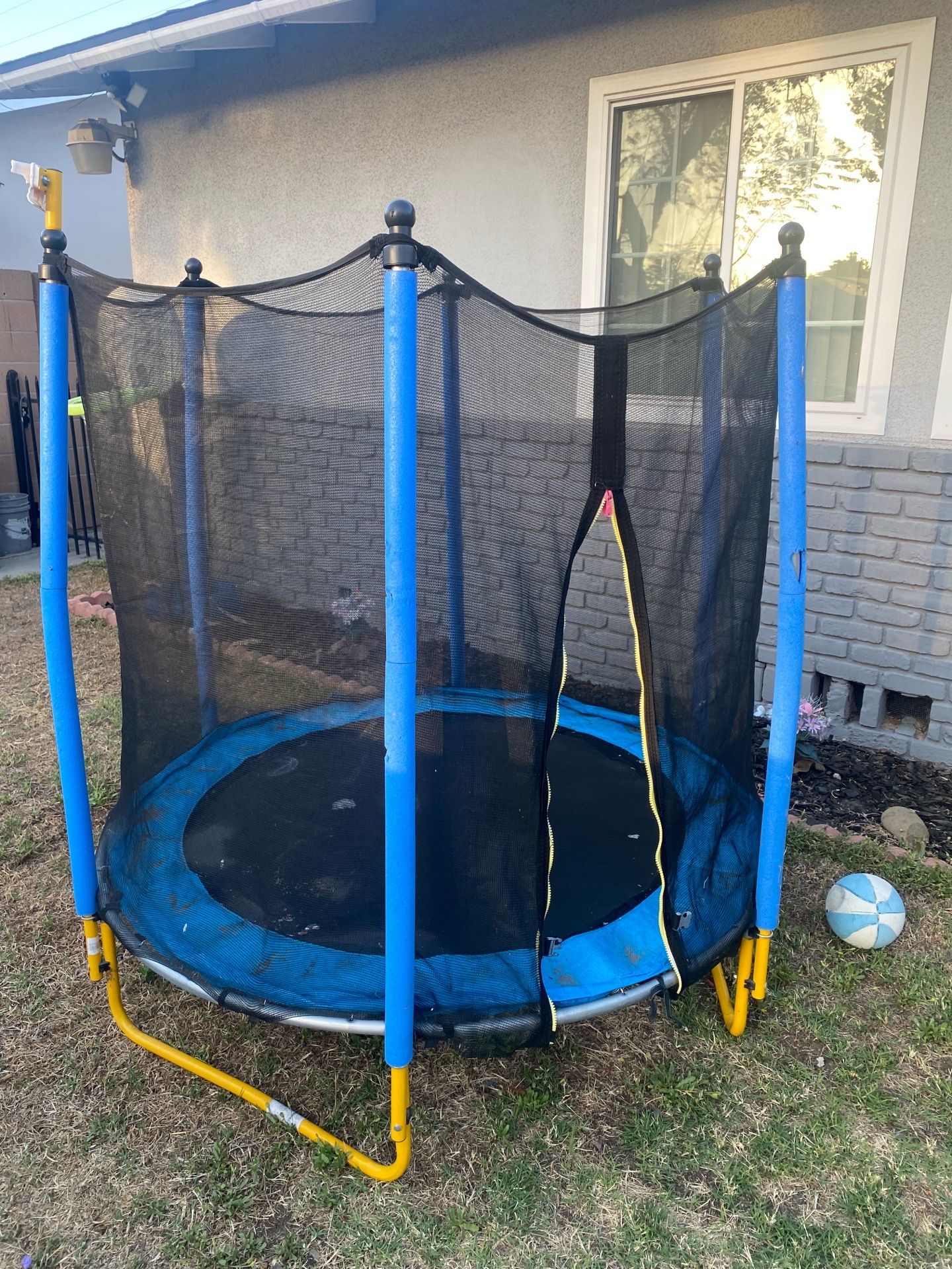 Trampoline with net