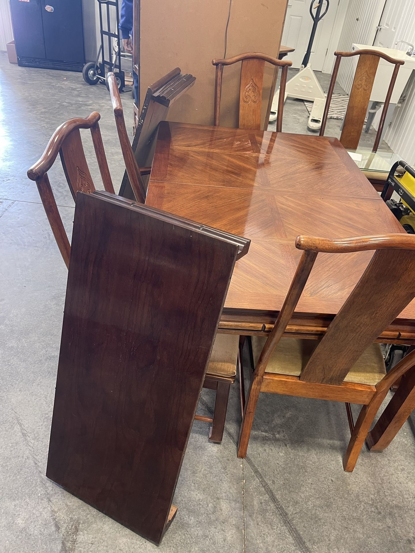 Table 6 Chairs With Two Extensions, Amorie Two Glass Shelves And A Bar Cabinet