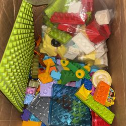 235+ Piece LEGO DUPLO Lot w/ Animals, Figures & Baseplate- windows- doors