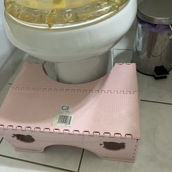 A bench for children to put their feet up and reach the toilet, clean and easy to disassemble.