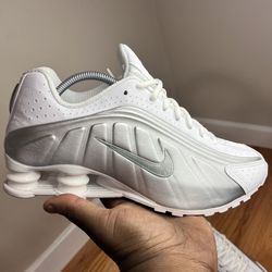 Nike Shox R4 “White Metallic Silver” HQ1988 101 Size 8.5M/10W
