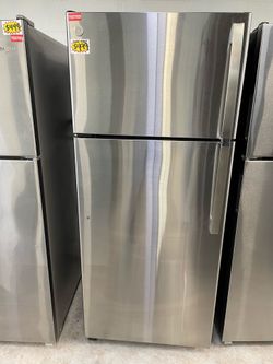 GE refrigerator top and bottom with ice maker like new