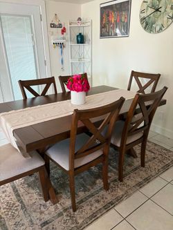 Extendable Dinning Table + 6 chairs