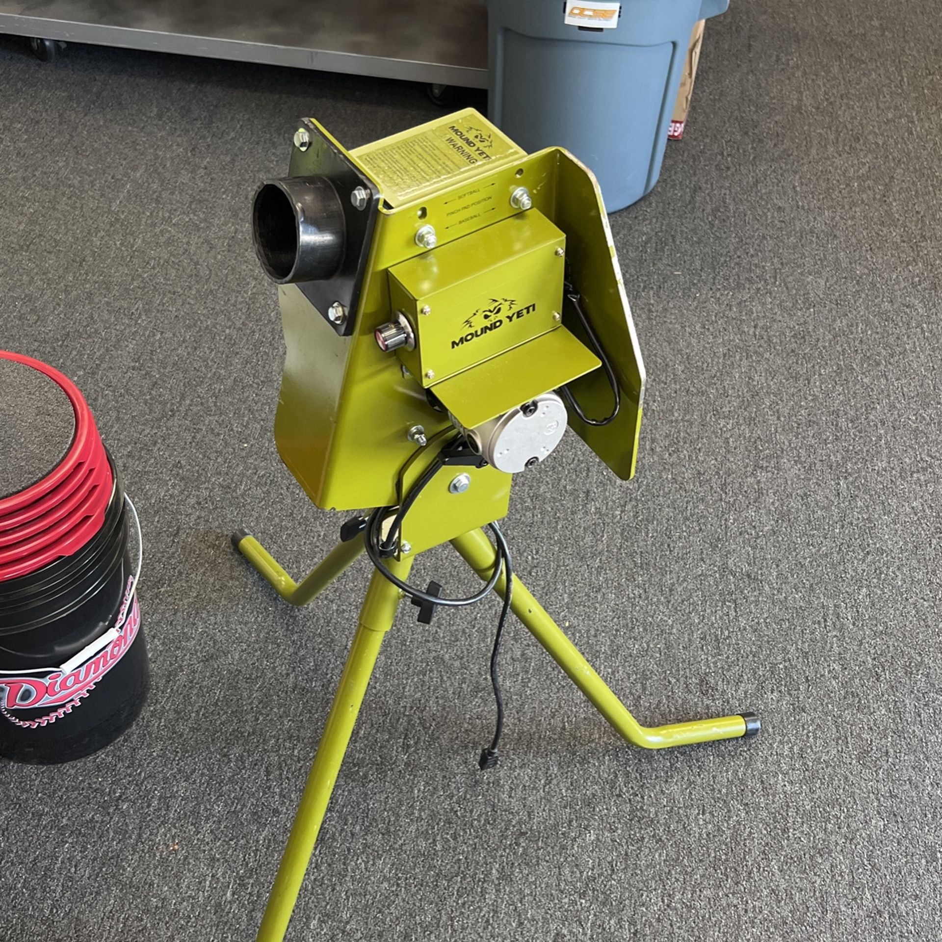 Mound Yeti 1 Pitching Machine Baseball/Softball - Excellent Condition