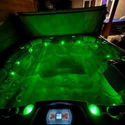 Hi End Wellis Spa For 6 Plus. 12k New 