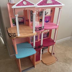 Barbie House - LIKE NEW 