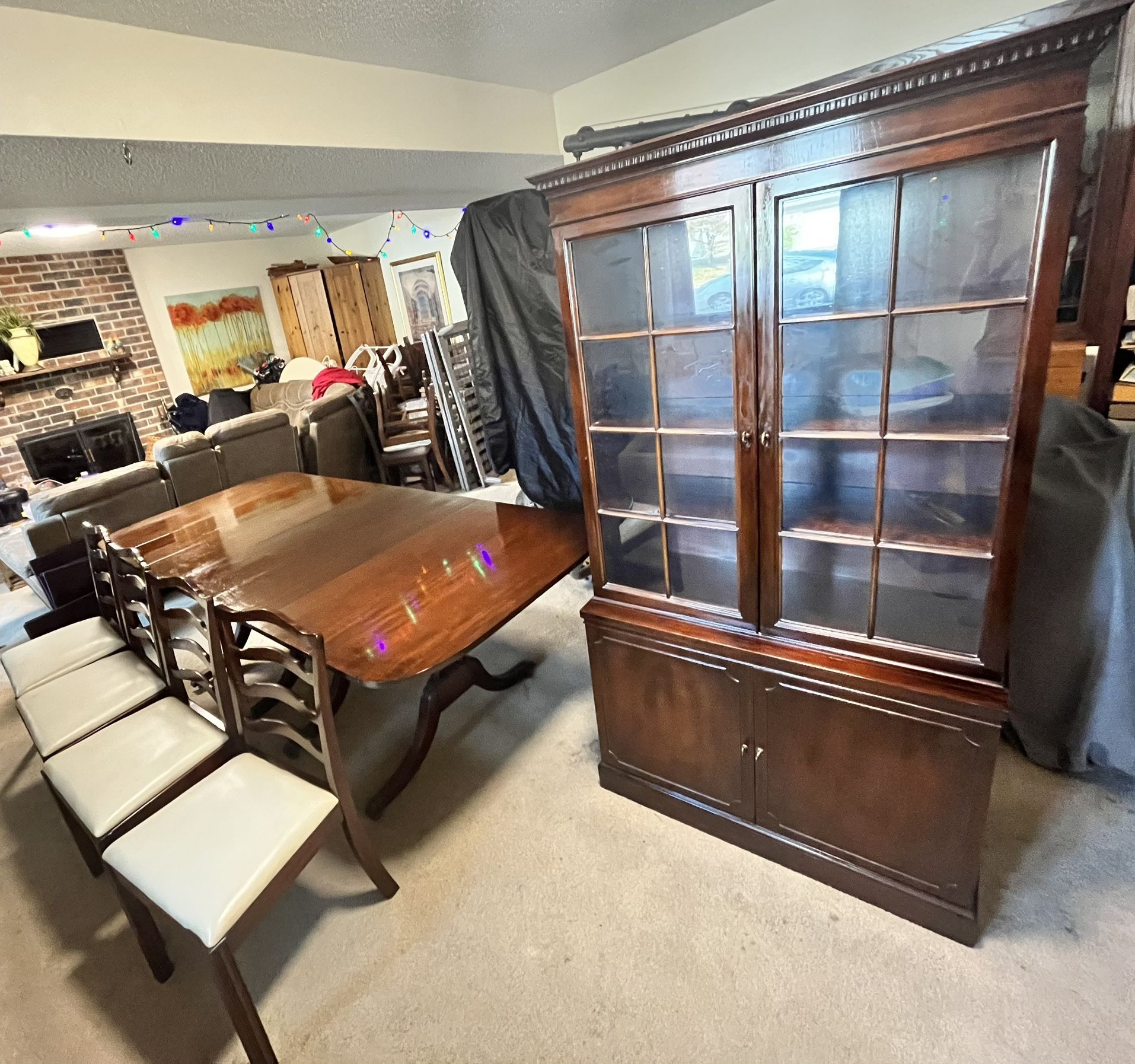 Beautiful Landstrom Furniture Dining room Set and Hutch