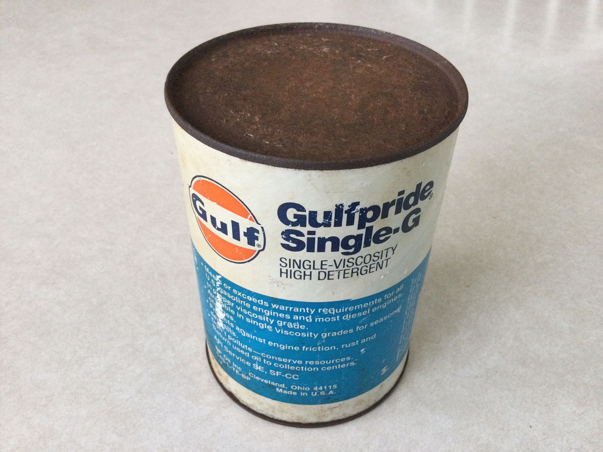 GULF MOTOR OIL - ONE QUART WITH VINTAGE METAL OIL CAN SPOUT