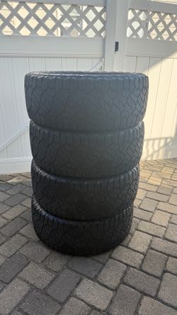 Set of 4 Venom Power Trail Hunter A/T Tires 285/45R22 – Only 6,000 Miles – Like New