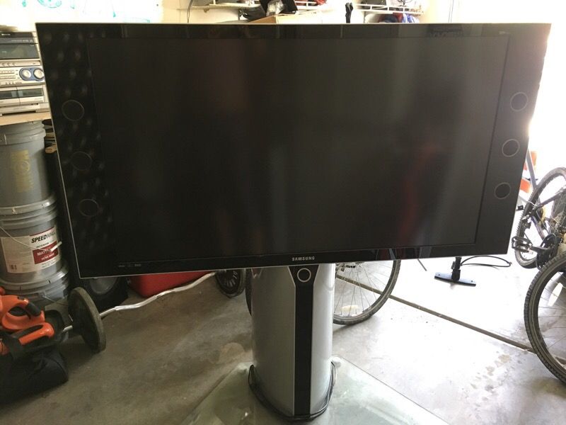 Samsung HL-P5685W 56" HDTV-ready rear-projection DLP TV with built-in