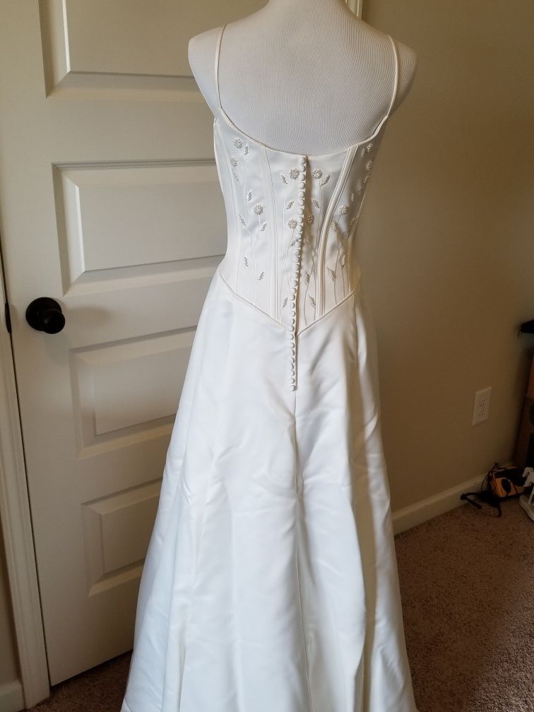 Paloma Blanca Wedding Gown - Beautiful White Wedding Dress - Size 8