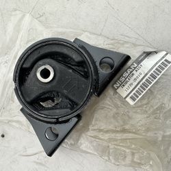 Nissan Mounting Insulator. (FRONT) ‘98-01