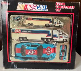 NASCAR Super Collectors Set 1992 Richard Petty. Worn Box, Unopended Inside Container.