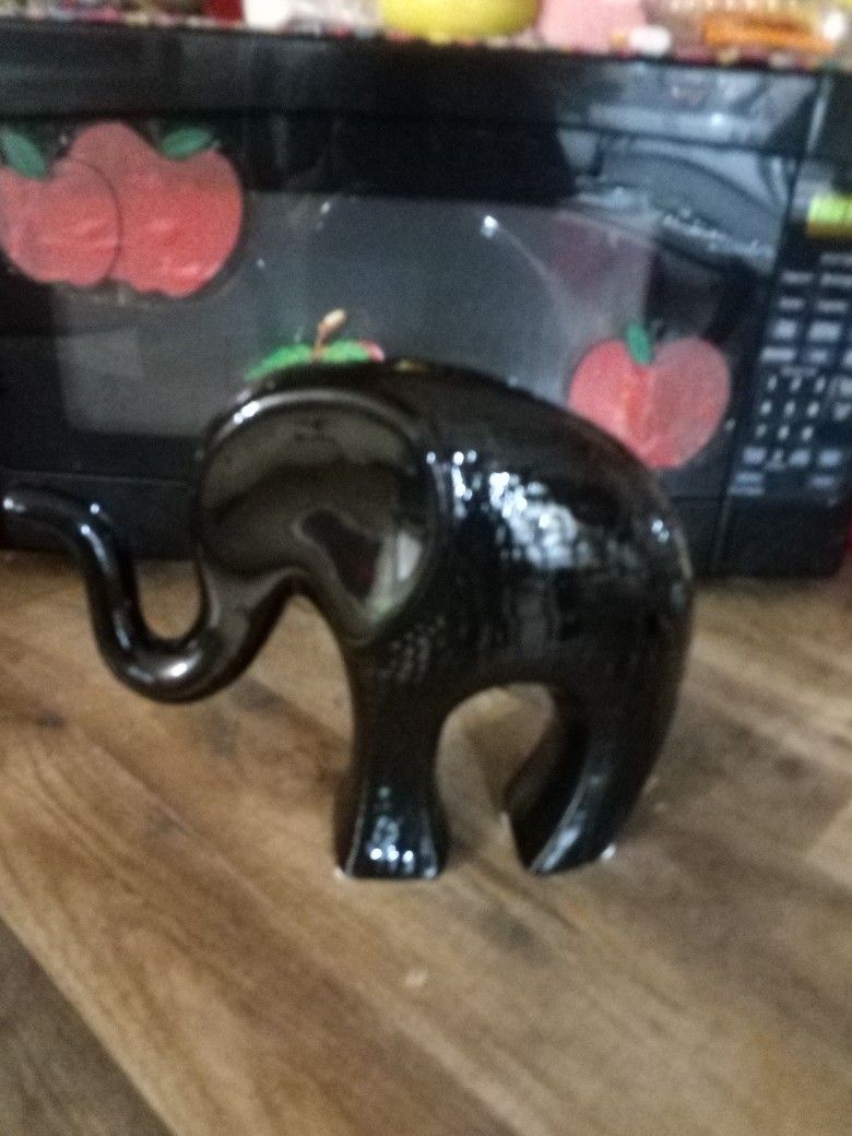 Blk Porcelain Elephant Figurine 